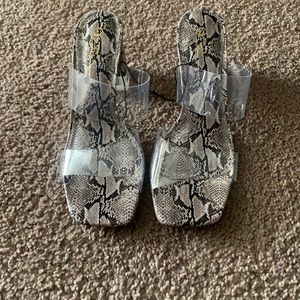Cute fashionable heels , never worn !